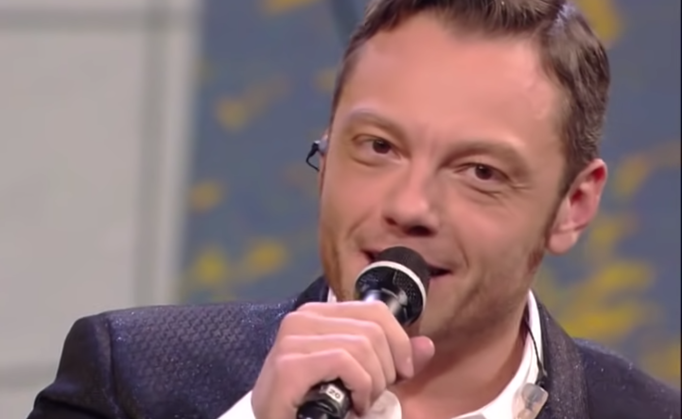 Tiziano Ferro. Pro Vita & Famiglia: «Triste e grave privazione: due uomini non fanno una mamma. Speriamo non sia caso di utero in affitto» 1